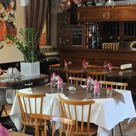 A La Maison Rouge & Restaurant Ξενοδοχείο 3*