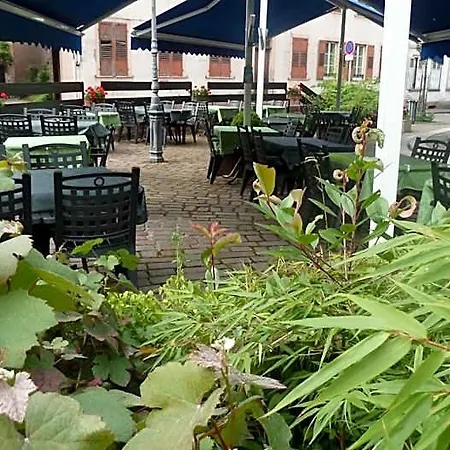 A La Maison Rouge & Restaurant