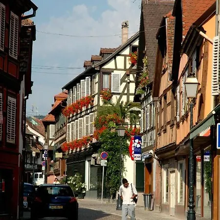 Szálloda A La Maison Rouge & Restaurant