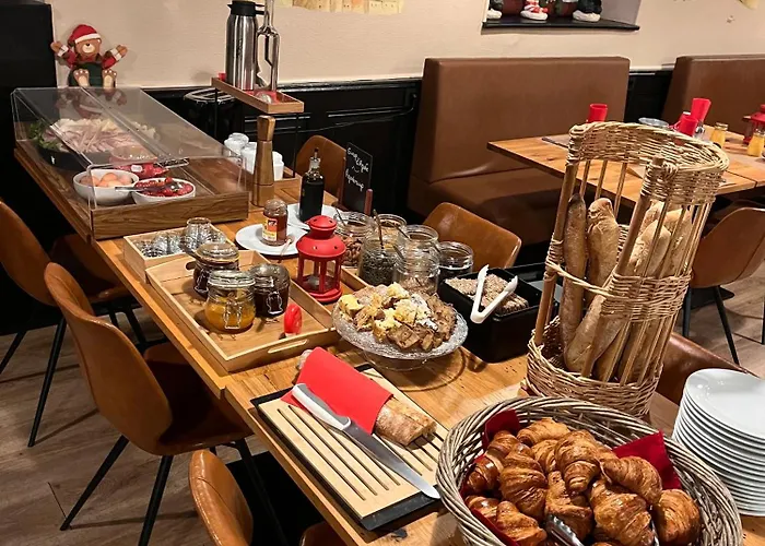 מלון A La Maison Rouge & Restaurant