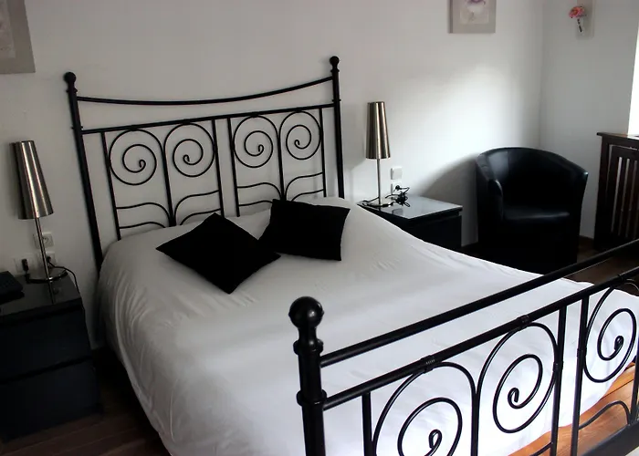 A La Maison Rouge & Restaurant מלון 3*