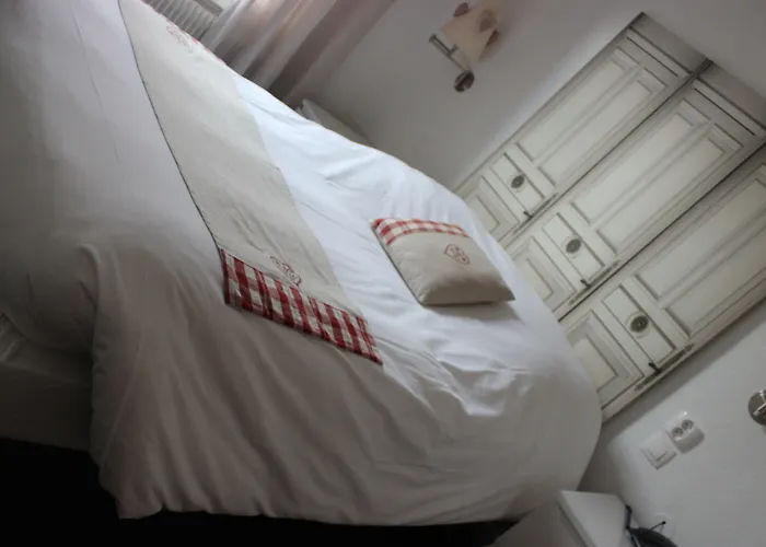 A La Maison Rouge & Restaurant מלון