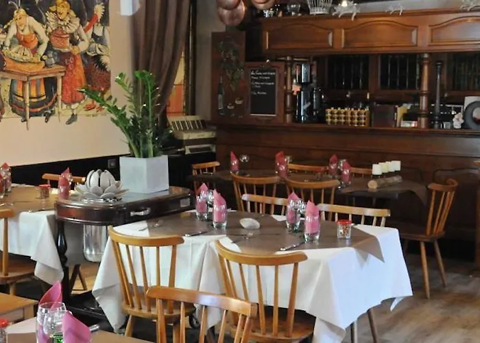 A La Maison Rouge & Restaurant מלון 3*