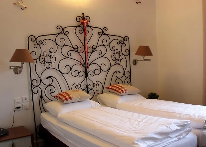 A La Maison Rouge & Restaurant מלון בר